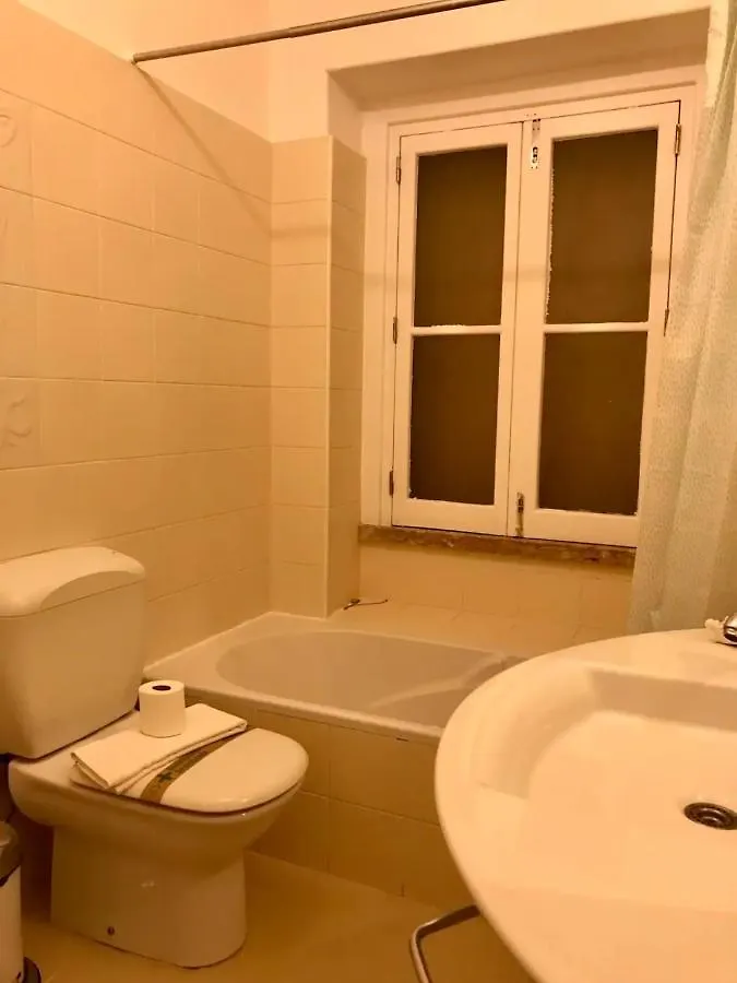 Beautiful 7 Bedroom Apartment In Лиссабон